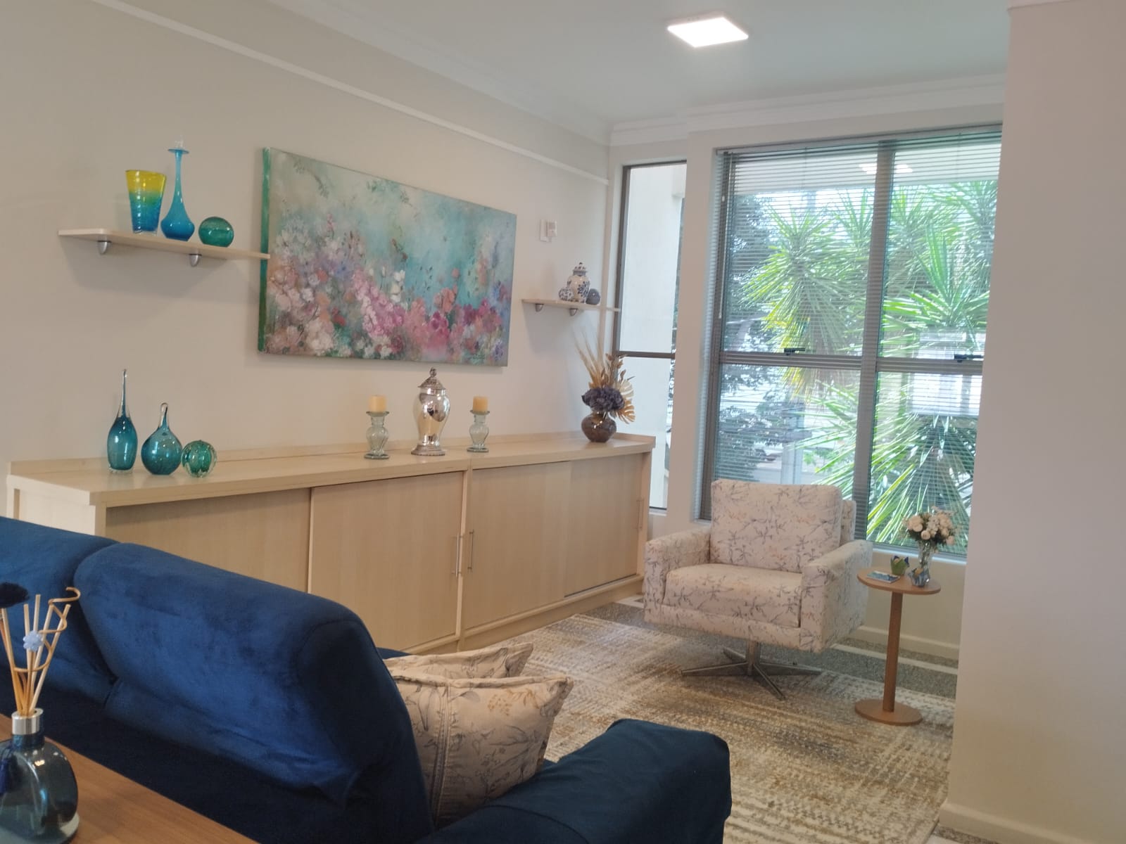 Ambiente terapêutico com poltrona confortável e vista para jardim