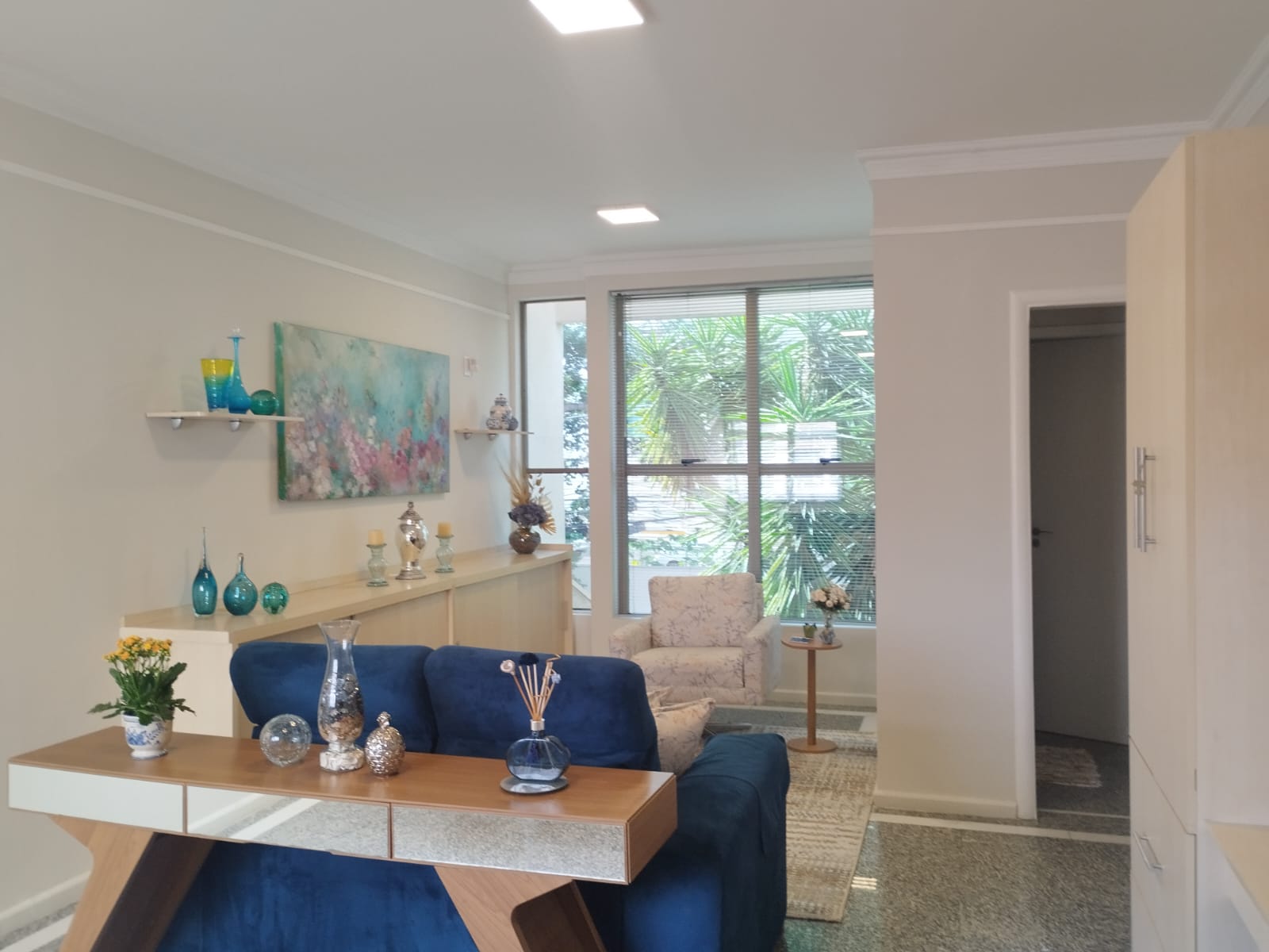 Espaço de terapia com móveis modernos e iluminação natural