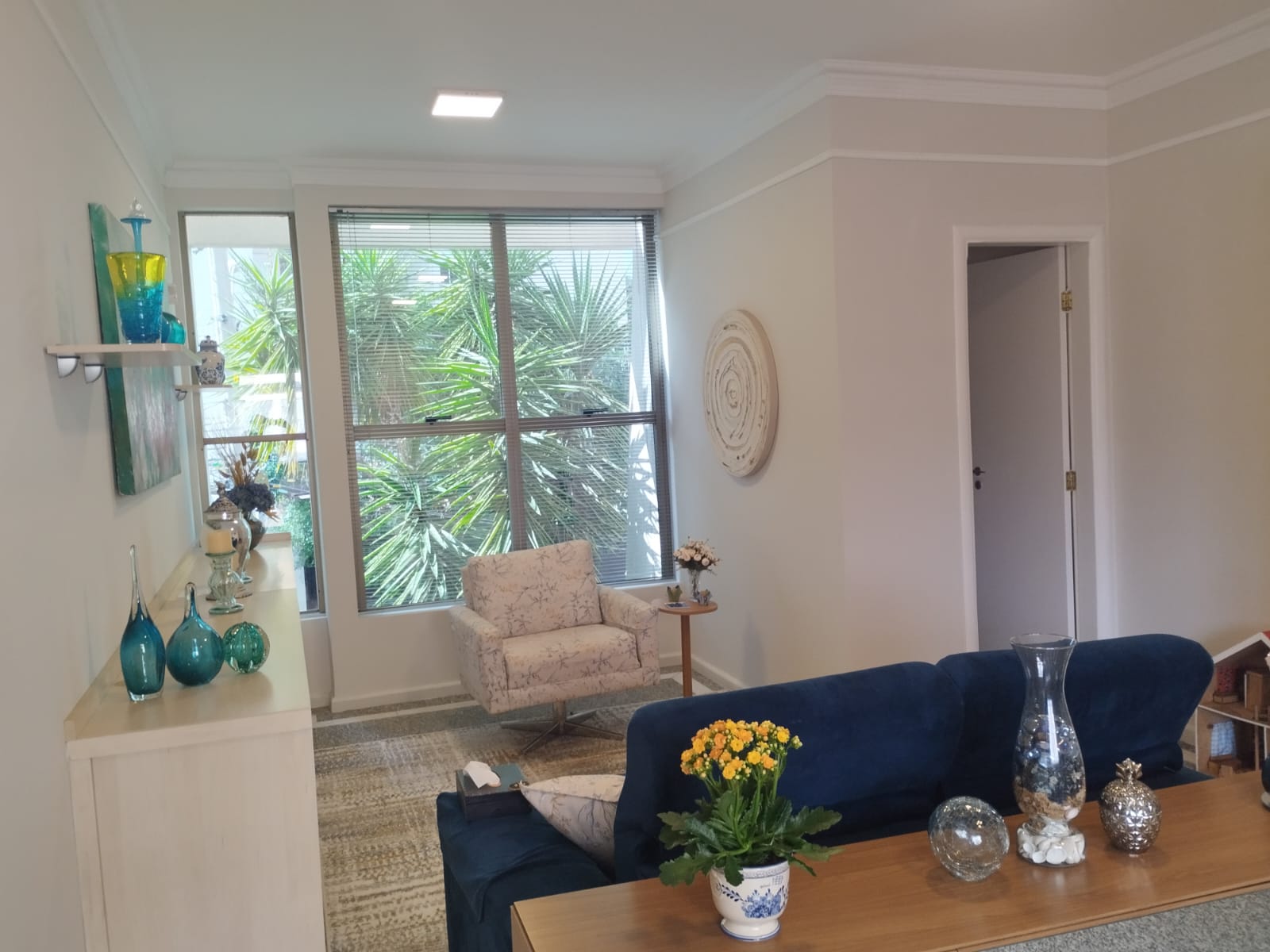 Sala de atendimento com decoração em tons suaves