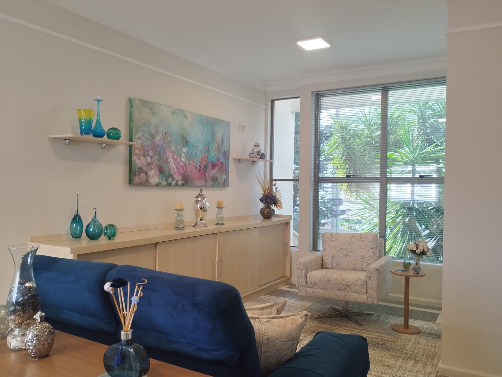 Consultório com ambiente calmo e profissional