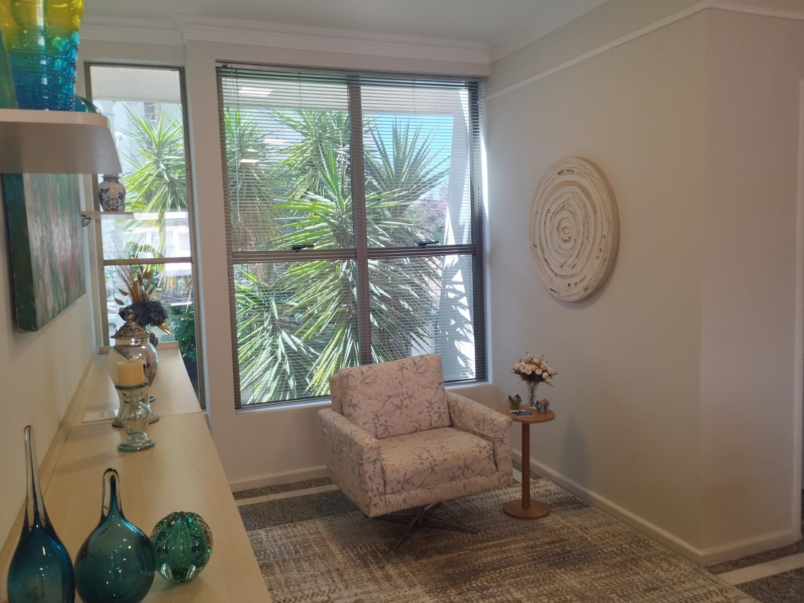 Espaço terapêutico com vista para área verde